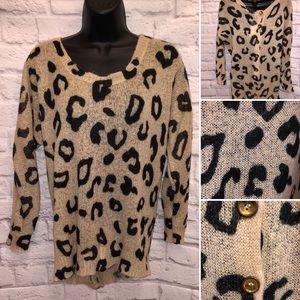 🖤Leopard print🖤Button Down Back Sweater